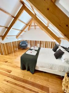 - une chambre avec un lit dans un dortoir doté de parquet dans l'établissement 1118 Lofts, à Porto