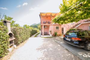 ティヴァトにあるPaunovic Apartmentsの家の前に停車する車
