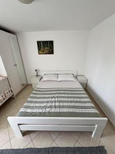 Postel nebo postele na pokoji v ubytování Sunset House Apartments & Rooms