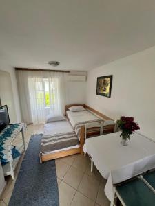 Postel nebo postele na pokoji v ubytování Sunset House Apartments & Rooms