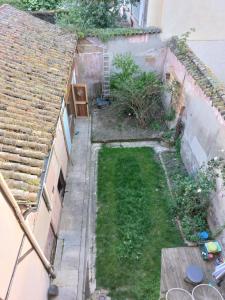 un piccolo giardino sul lato di un edificio di Appartement cosy tout confort a Mâcon