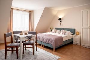 1 dormitorio con 1 cama, mesa y sillas en WILLA ANNA - 20 procent Termy Gorący Potok, en Szaflary