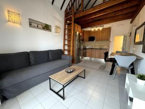 Μια τηλεόραση ή/και κέντρο ψυχαγωγίας στο Apartment Benny with garage