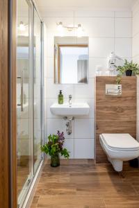 a bathroom with a toilet and a sink and a shower at WILLA ANNA - 20 procent Termy Gorący Potok in Szaflary
