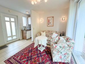 a living room with a couch and a table at Ferienhaus Seemannsruh Gemütliche Wohnung für Ihren Kurzaufenthalt an der Müritz in Marienfelde