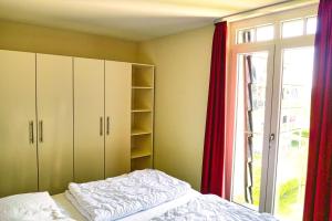 una camera con letto e finestra di Resort Deichgraf Resort Deichgraf 31-12 a Wremen