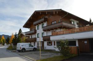 een witte bestelwagen geparkeerd voor een gebouw bij Chalet Alpine Royal B Top 20 in Krimml