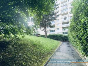 a path in front of a building with a tree at Appartement parisien 56 m2 neuf, moderne avec 2 chambres, 4 lits, parking gratuit, 15min de Paris et 13 min aéroport Orly in Vitry-sur-Seine