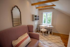 ein Wohnzimmer mit Sofa und Tisch in der Unterkunft Ferienanlage Landliebe Ferienhausteil 15 in Alkersum