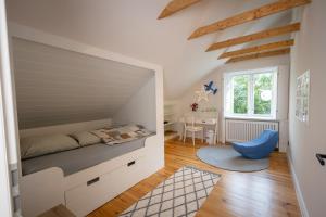 ein Schlafzimmer mit einem Bett und einem Schreibtisch in der Unterkunft Ferienanlage Landliebe Ferienhausteil 15 in Alkersum