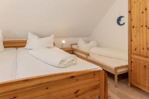 Pokój z dwoma łóżkami i ławką w obiekcie 50046... w mieście Carolinensiel