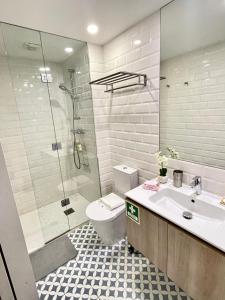 a bathroom with a toilet and a sink and a shower at 1118 Lofts in Porto