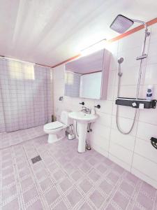 łazienka z toaletą i umywalką w obiekcie H Stay w mieście Inczon