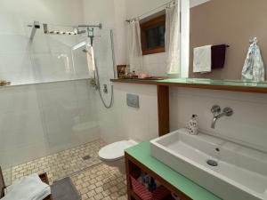 Ένα μπάνιο στο Ferienwohnung Wildrose +55 φωτογραφίες