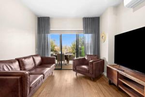 Μια τηλεόραση ή/και κέντρο ψυχαγωγίας στο Seaside Retreat - Steps from Surf and Cafes