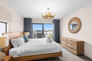 Ένα ή περισσότερα κρεβάτια σε δωμάτιο στο Seaside Retreat - Steps from Surf and Cafes