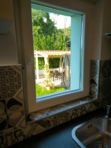 - une fenêtre dans la cuisine avec vue sur la cour dans l'établissement Poreč Jadran Apartments, à Poreč