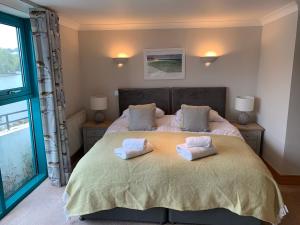 A bed or beds in a room at Crabshell Quay waterfront living in Kingsbridge