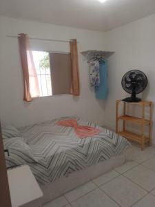 Schlafzimmer mit einem Bett, einem Fenster und einem Fenster in der Unterkunft AP03-A 50 Metros da Praia Flats Mobiliados para 4 pessoas in Paulista