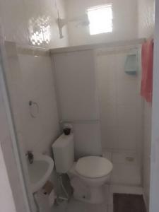 ein weißes Badezimmer mit Toilette und Waschbecken in der Unterkunft AP03-A 50 Metros da Praia Flats Mobiliados para 4 pessoas in Paulista
