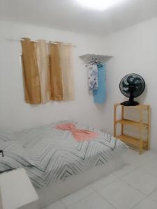 Schlafzimmer mit einem Bett und einer Wand mit Vorhängen in der Unterkunft AP03-A 50 Metros da Praia Flats Mobiliados para 4 pessoas in Paulista + 15 Fotos