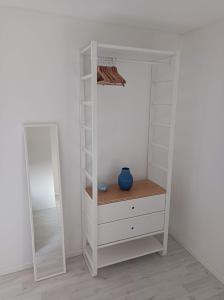 La casina Versilia في سيرافيزا: خزانة مع خزانة بيضاء ومرآة