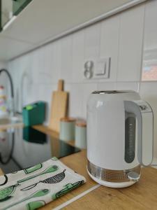 a toaster sitting on top of a kitchen counter at Apartament Zielone Serce Miasta in Mrągowo