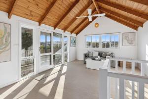 Φωτογραφία από το άλμπουμ του Oceanside haven opposite the surf beach σε Ocean Grove