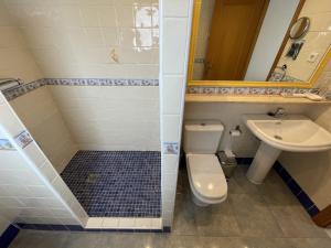 un baño con inodoro y lavabo en Ático con vista al Mar Menor, en Santiago de la Ribera 14 fotos más