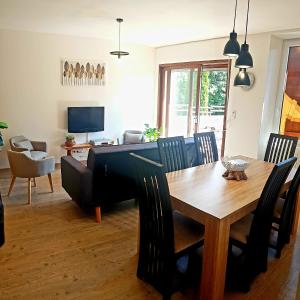 MesseixにあるVacances à la Campagne 4 étoiles à 30min des pistes de ski Mont Dore Sancyのテーブルとソファのあるリビングルーム