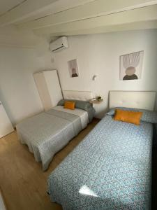 twee bedden in een kleine kamer met bij Casa del Portillete in Montejaque