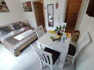 Schlafzimmer mit einem Bett, einem Tisch und Stühlen in der Unterkunft Apartments Željka-Dobrota in Kotor