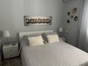 een slaapkamer met een bed met 2 kussens bij Sweet home in Póros