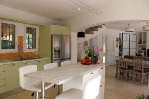 eine Küche und ein Esszimmer mit einem Tisch und Stühlen in der Unterkunft Résidence Peylon in Flayosc