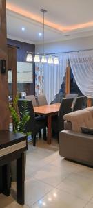 een eetkamer met een tafel en stoelen bij Appartement Küstenperle in Świnoujście