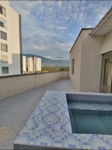 a swimming pool on the roof of a building at Apartamento con la mejor ubicación y descanso in Armenia