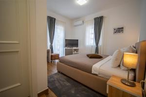 Rúm í herbergi á Skala luxury rooms