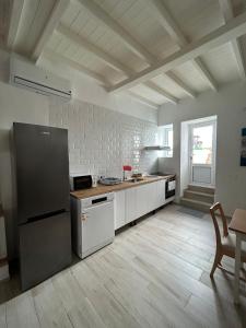 een keuken met een koelkast en een tafel. bij Casa del Portillete in Montejaque