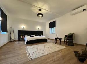 Un dormitorio con una cama, una mesa y una silla. en 2 Route Abbeville , Labroye, en Labroye