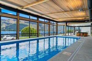 Πισίνα στο ή κοντά στο Central Wanaka Lakeside Condo
