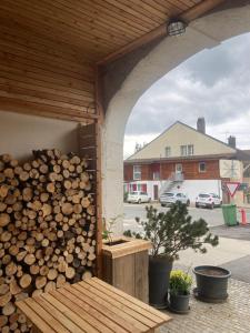 una catasta di legna da ardere su un patio di Le Fort a Gimel