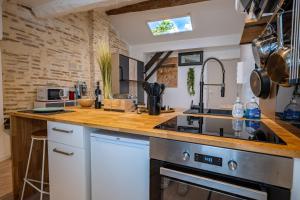 Cuisine ou kitchenette dans l'établissement Les suites du castillet