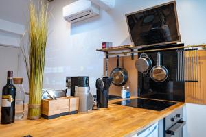 Cuisine ou kitchenette dans l'établissement Les suites du castillet