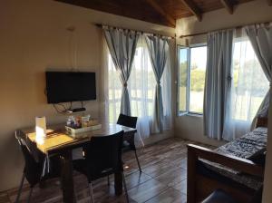 TV a/nebo společenská místnost v ubytování Cabaña La Retama