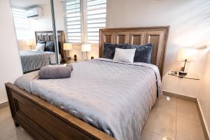 מיטה או מיטות בחדר ב-Expansive Paradise with Private Jacuzzi and Tropical Patio