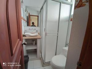 GairaにあるApartamento Edificio Maracaiboの洗面台、トイレ、鏡のあるバスルーム