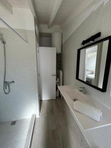 モンテハケにあるCasa del Portilleteのバスルーム(シンク、シャワー、鏡付)