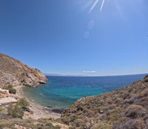vista sull'oceano da una collina di Seagull Syros Seaside a Ermoupoli