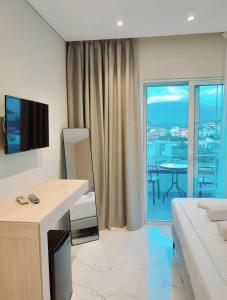 Habitación con cama y mesa con vistas. en GB Rooms en Ksamil