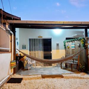 a living room with a hammock in a house at Kitinete Girassol 1 - Penha SC - Beto Carrero in Penha